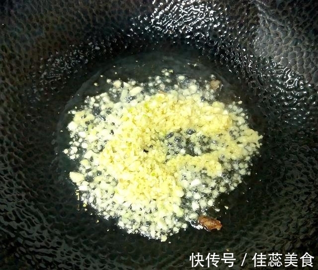 做鱼时，去腥加酒加醋都不对，这才是最好吃的做法，让您爱上吃鱼