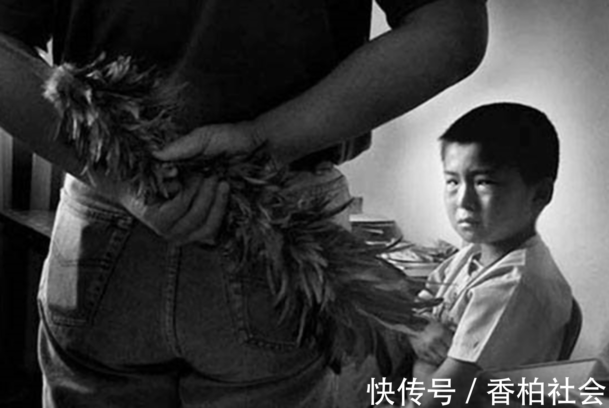 暴力|孩子挨揍后若有这些表现,父母要赶紧停手,真的深深伤害到了