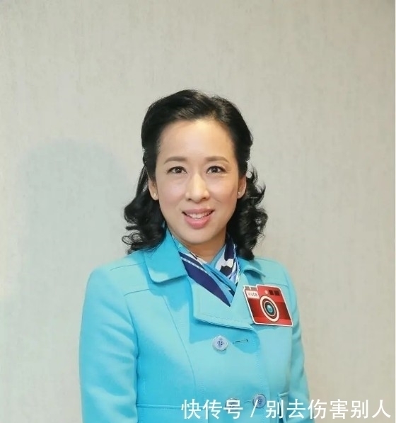 穿搭|朱玲玲私服真好看,海蓝色夹克搭半身裙显优雅,62岁一样有名媛范