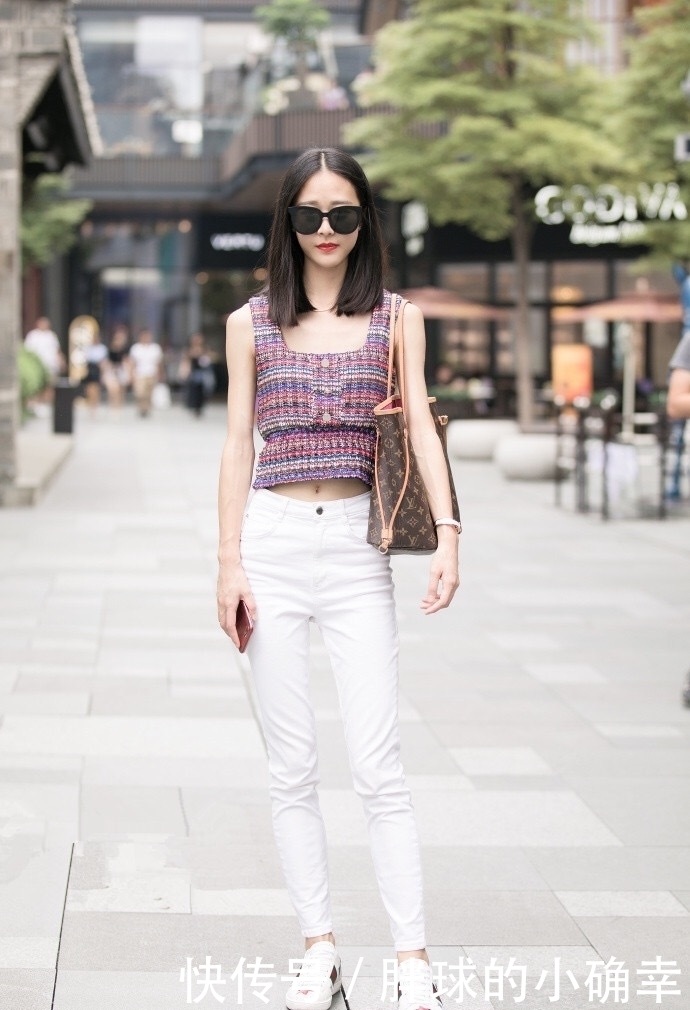 街拍：温婉可人的小姐姐，展现曼妙身姿！