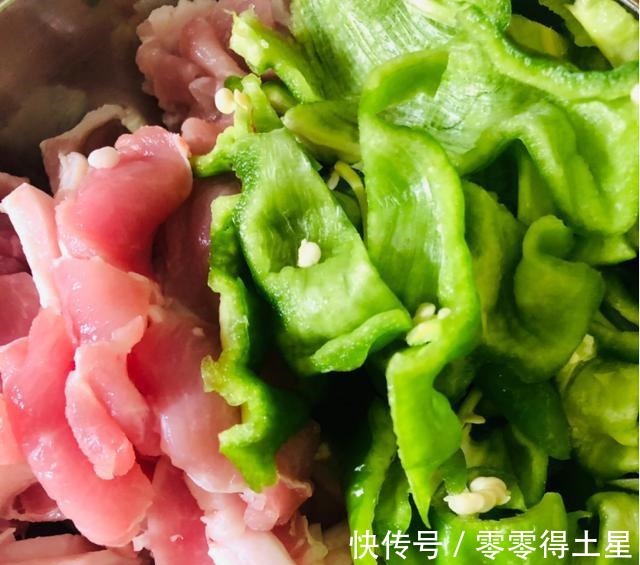 经典的家常菜青椒炒肉，清香肉香合二为一，超级下饭超美味！