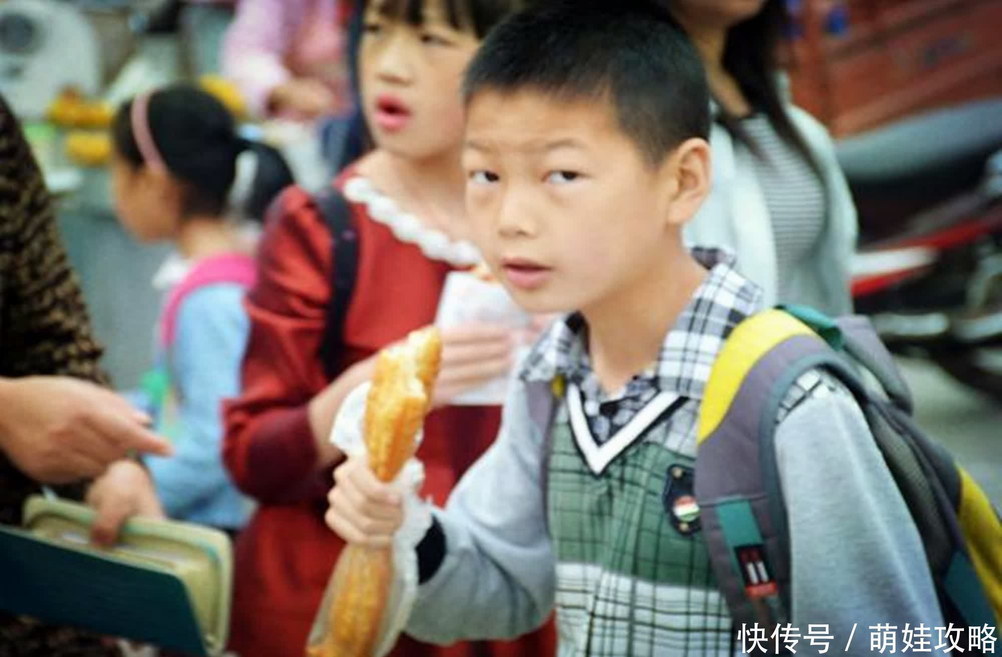 菲菲|中国妈妈常做的三种“糊弄早餐”,看似省事有营养,实则害娃不浅