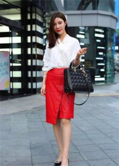 搭配|街拍美女白衬衫搭配红色皮裙,穿起来显瘦显气质,简约潇洒又大方