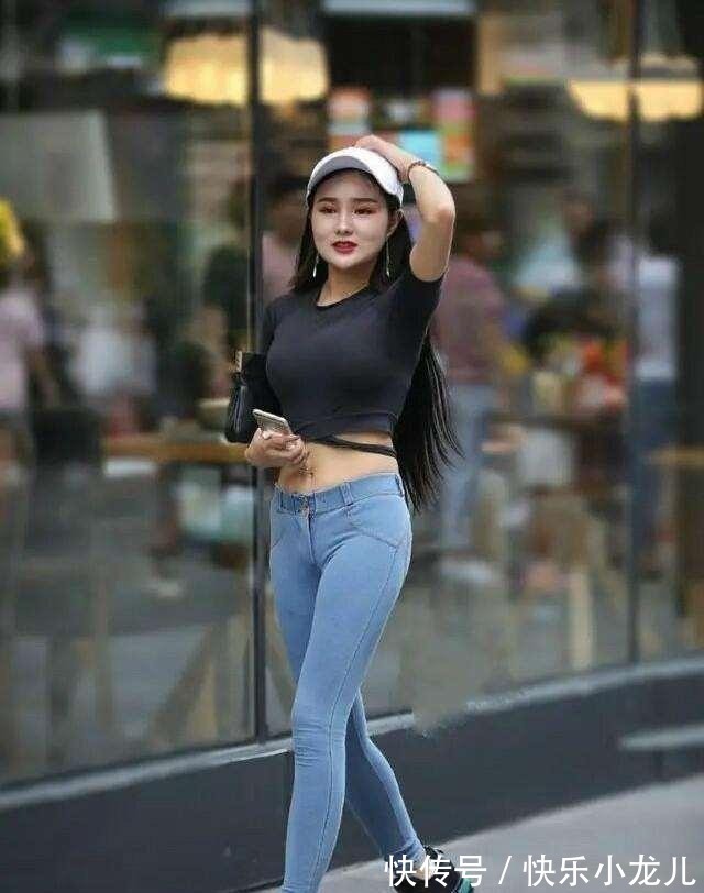 搭配 高腰紧身打底裤搭配紧身黑色短款上衣,运动休闲,焕发生机