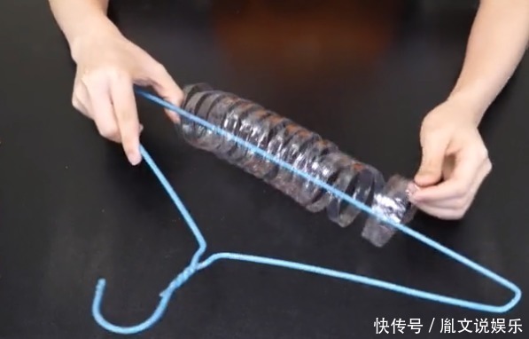 衣架|矿泉水瓶子别再扔了，剪一刀套在衣架上，解决了家家户户的大难题
