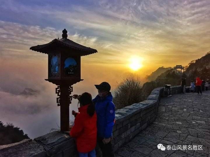 登泰山之巅，观云雾升腾铺陈成海，看云层姿态万千仿若画卷