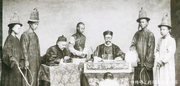 鸦片|晚清老照片:两个洋妞上下铺抽鸦片,蹲在公堂的女子很无助