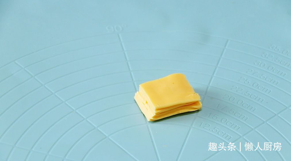 年糕不用买，撒点糯米粉，加点热水自己做，咬一口，还会爆浆