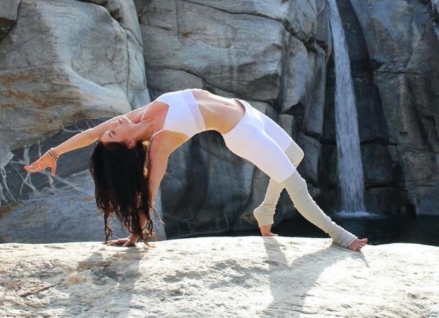 右腿|马甲线其实很难练,试试这几个瑜伽体式,练出小蛮腰不是问题