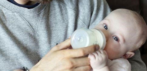 母乳喂养|你冲奶粉时,是先放水还是先放奶粉宝妈别把顺序弄错了!