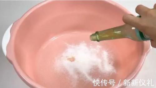 不管毛巾多脏多黄，在水里滴几滴，洗完的毛巾又软又干净