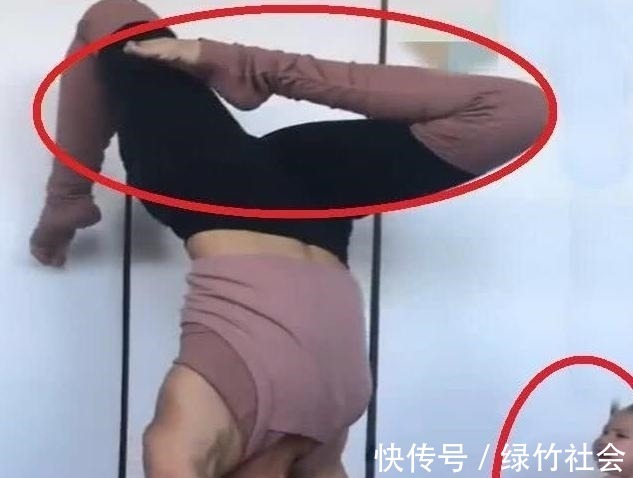 瑜伽|妈妈倒立练瑜伽,1岁宝宝笑着跑过来,做出的行为让人哭笑不得!