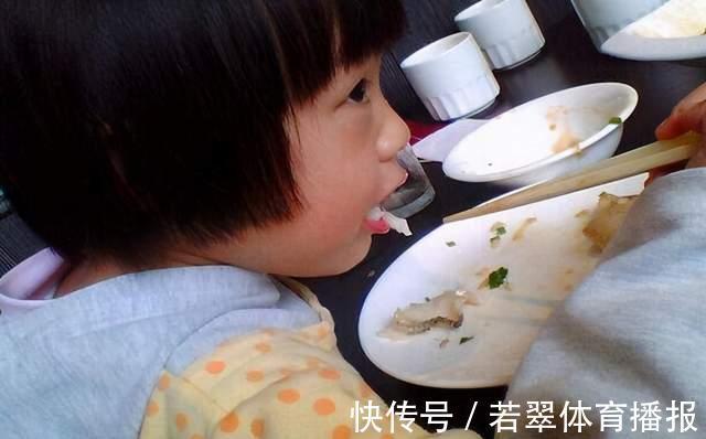 宝宝|四岁宝宝被鱼刺卡喉咙,母亲用这个方法取出刺,大夫连连夸赞