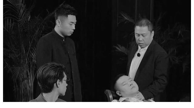 眼淚|德云團(tuán)綜第三期，觀眾看完后含著眼淚，致敬那些平凡而偉大的先輩