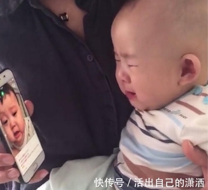 哭泣|爸爸给宝宝看了一个视频,宝宝的反应太过激动,妈妈看到后笑喷了