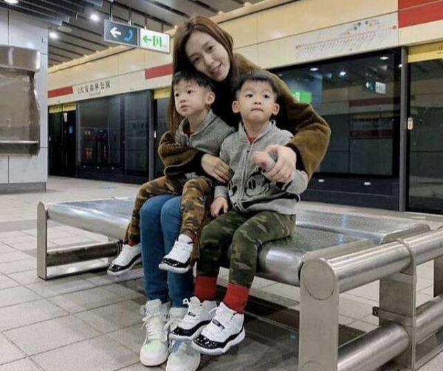 独立性|“直男宝宝”火了,宝妈穿露肩装出门逛街,宝宝看不惯不停上拉