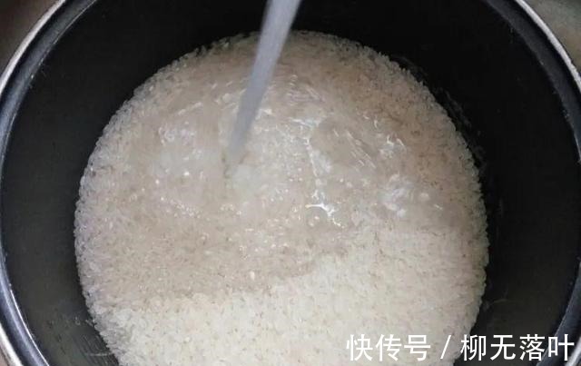 蒸米饭，这2种调料缺一不可，很多人不知道，难怪米饭不香不筋道！
