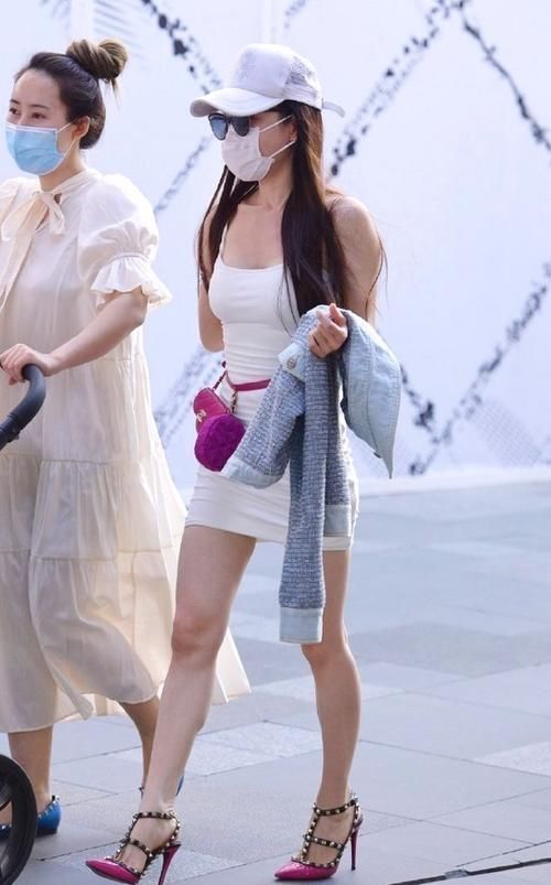 穿搭|美女穿搭：小姐姐把素裙表现得像礼服，性感又迷人怎么不爱？