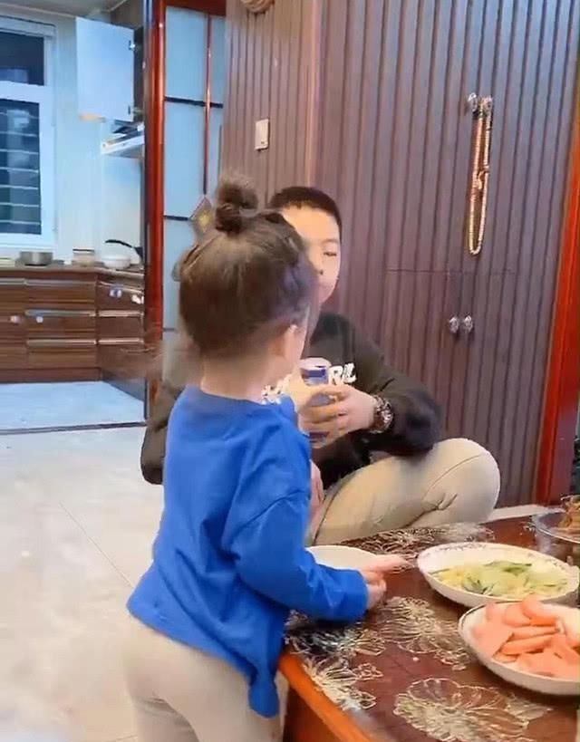 放假|女儿在家称王称霸,哥哥放假后改天换日,妹妹还有21天他就开学