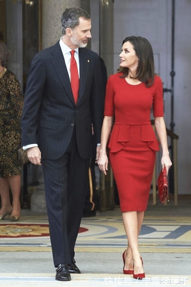 凯特 莱后和凯特同穿蓝色印花裙一个裙子太松垮显胖,另一个活泼娇媚