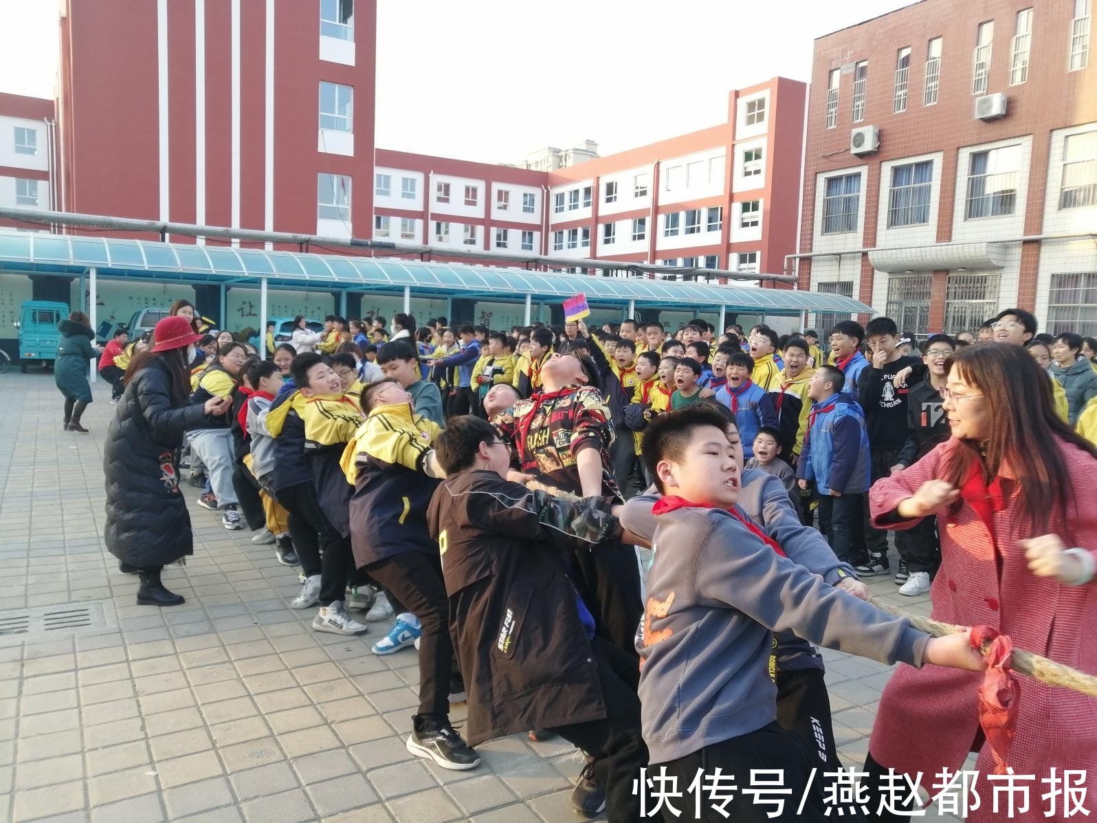 拔河赛|河间市第二实验小学：拔河赛让操场变成沸腾海洋