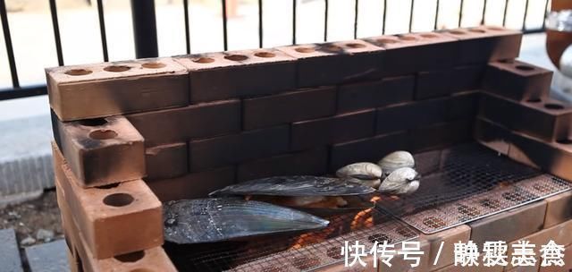 老爸不用水泥砂浆, 空心砖垒起来, 在院子里搭个烧烤台, 简单方便