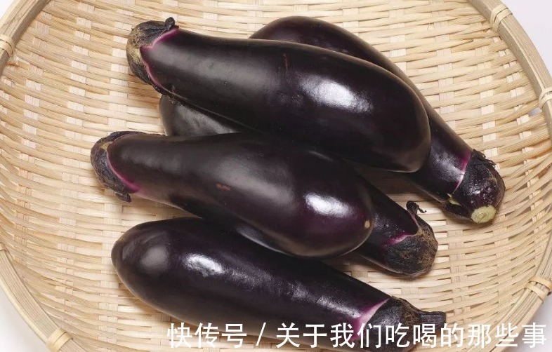红辣椒|做风味茄子，大厨教你一招，茄子不发黑不吸油，酸甜酥脆，还入味
