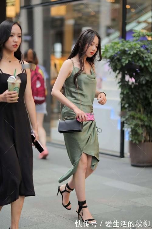 人大方 红色的连衣裙,荷叶边的裙摆柔美减龄,无袖的设计清凉无比