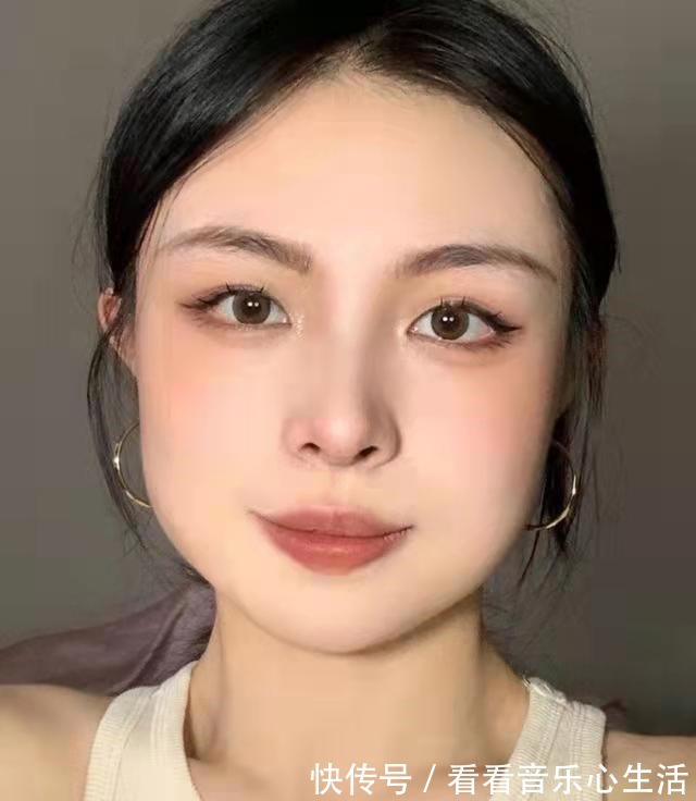 方脸 方脸型最好别乱选发型,显老更显脸大,这几种发型显脸小还减龄!