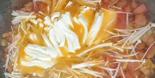 1块豆腐，1粒西红柿，天冷时隔几天就得做，饭前喝碗暖心又暖胃