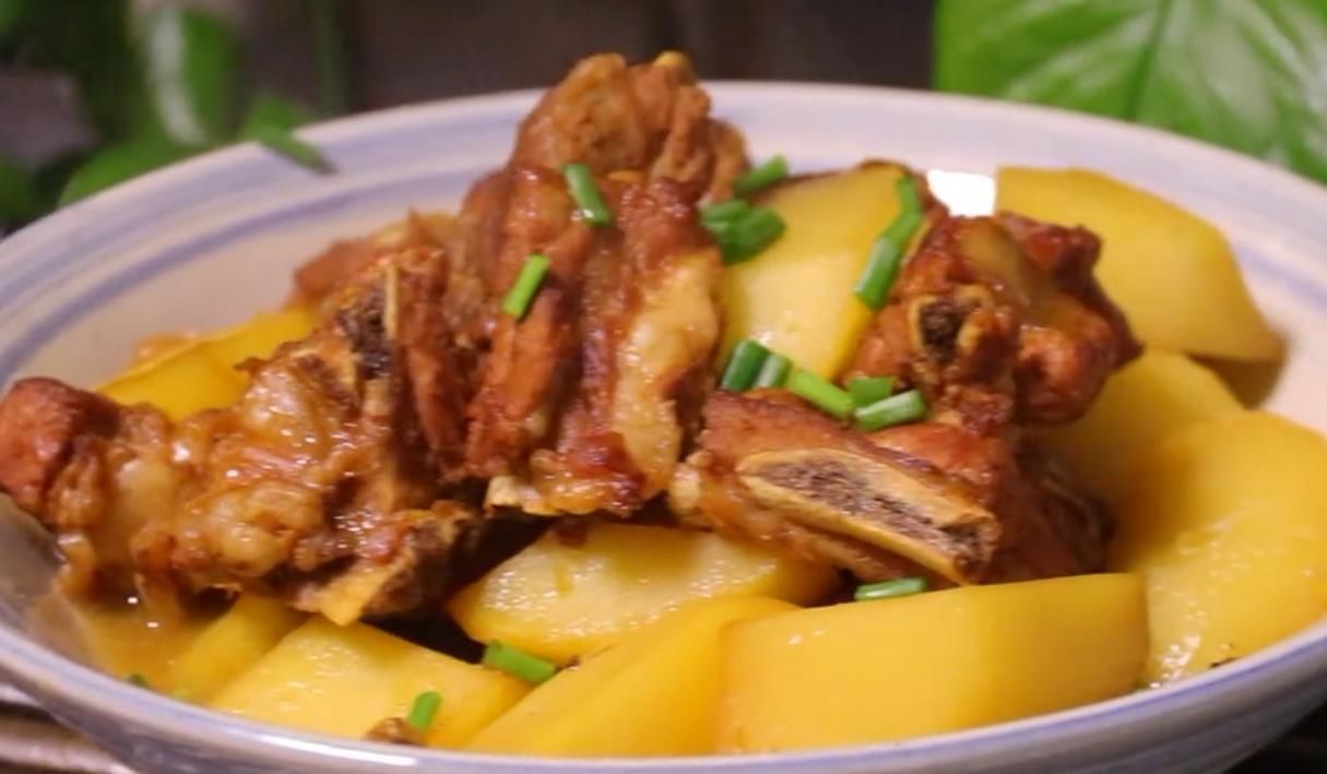  软绵|排骨与土豆是绝配，土豆软绵，排骨入口即化，好吃到停不下来