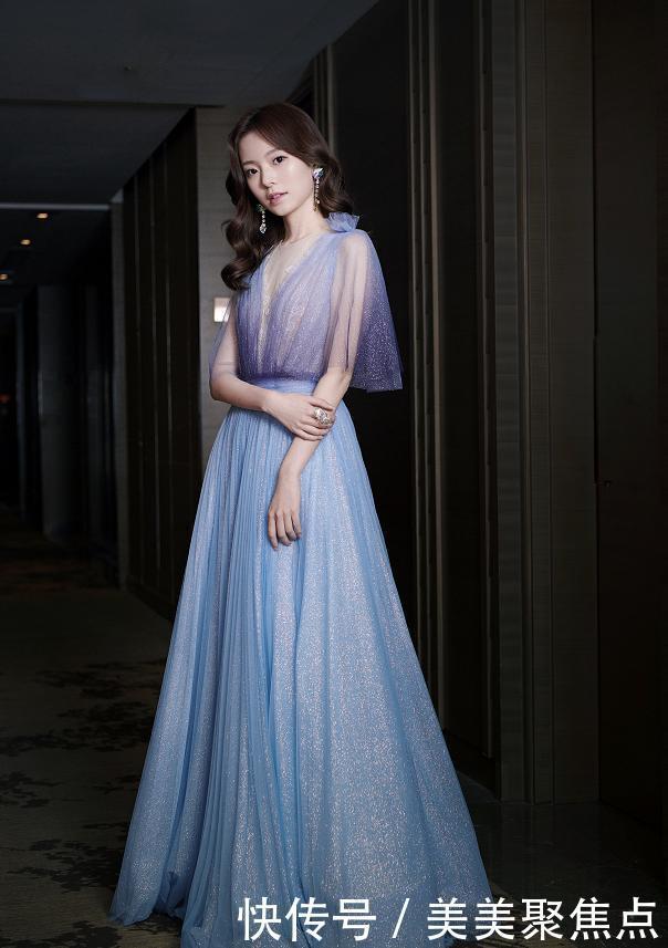 陈卓璇穿裙装好甜美，刺绣长裙温柔高贵，短裙活泼可爱真时尚