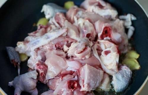 炒鸡肉时，直接下锅炒大错特错，炒之前多加一步，鸡肉更鲜嫩入味