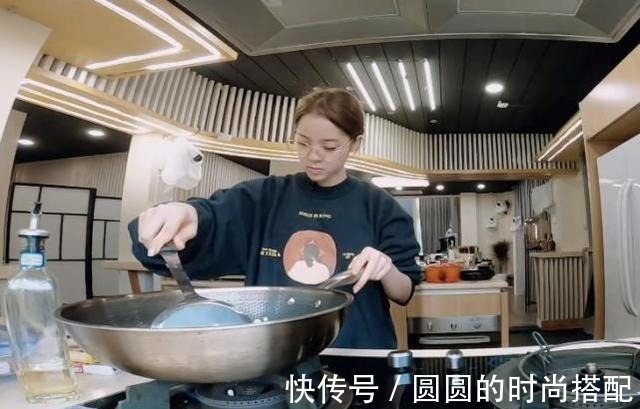 周扬青|陈伟霆将欧阳娜娜头发弄乱,立马用“神器”整理,发量增加一倍!