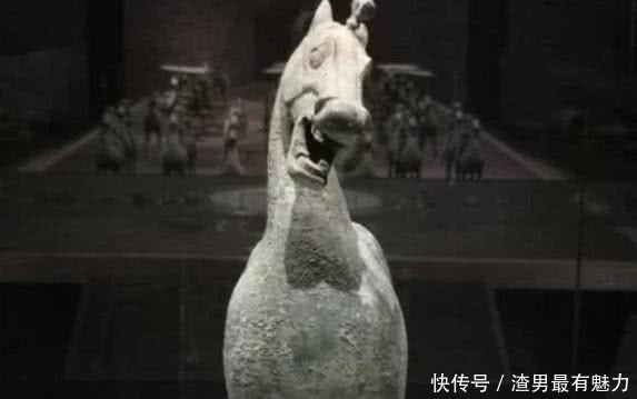 答应|历史课本上的“马踏飞燕”为何只有侧面照?正面:答应我忍住别笑