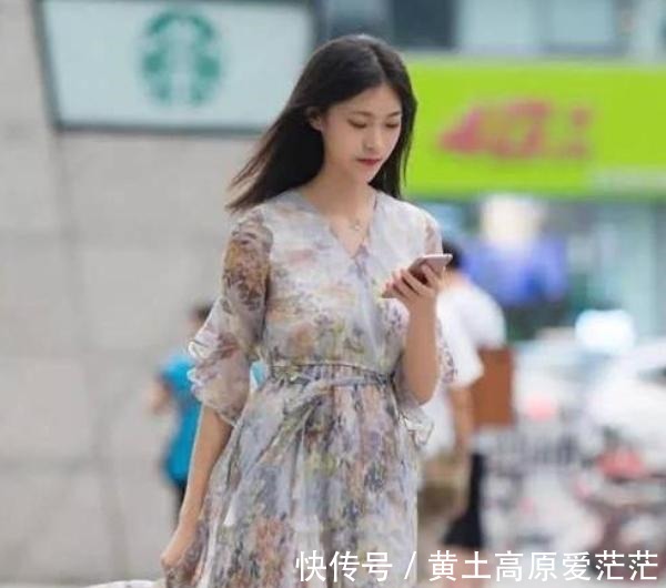 身材高挑|环肥燕瘦的美女，黑色背心配黑白格子裤，青春活力气质！