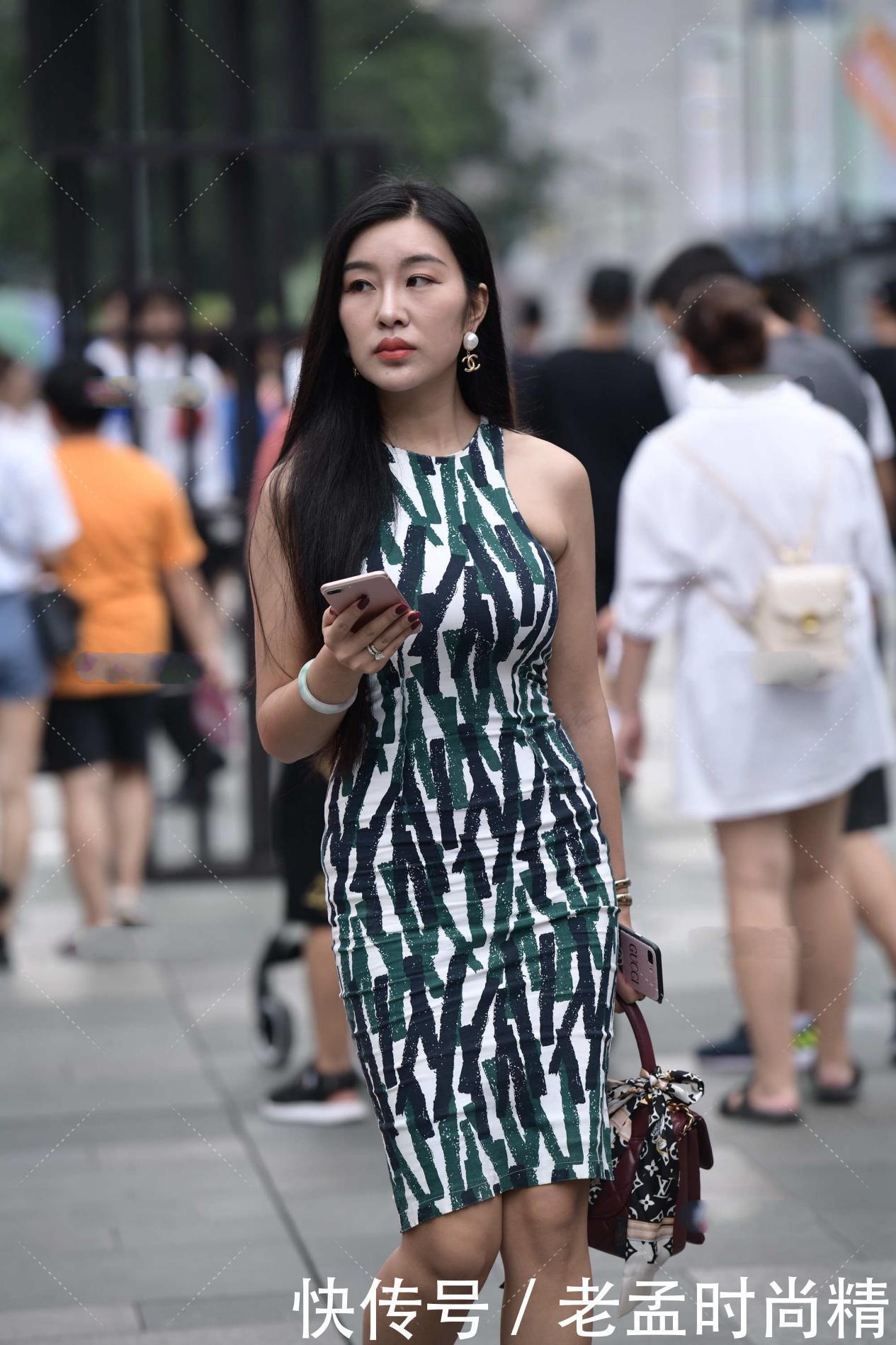 街拍:无袖时尚设计连衣裙, 丰富配色, 显时尚感