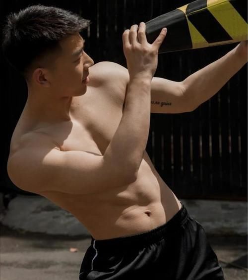 身材|颜值高、身材棒,让人着迷的21岁大三体育生,这样的男生太有魅力