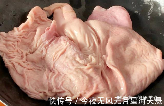 洗猪肚加盐洗就错了！加这2样，10分钟洗净，猪肚不腥不臊特干净