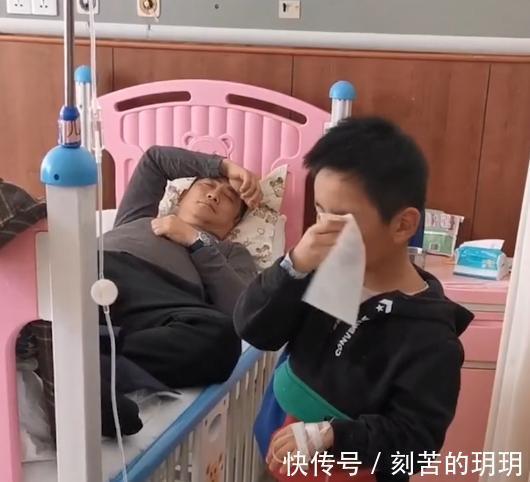 病床|山东一爸爸在病床上呼呼大睡,儿子在旁边输液一脸懵你老婆来了