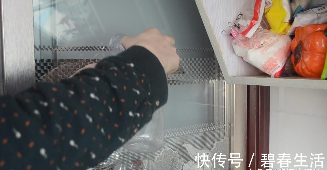 塑料瓶别再丢了, 剪几刀, 放在厨房有大用处, 家家户户都用得到