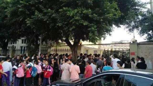 外婆|上课被叫出来,9岁男生被同学家长拖拽殴打,施暴者还有一名孕妇