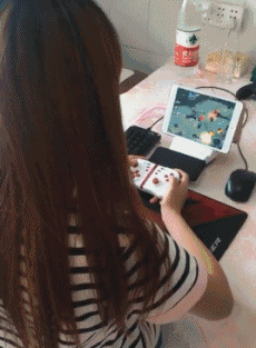 |搞笑GIF:听说,这哥们后来被这只拖鞋打的老惨了