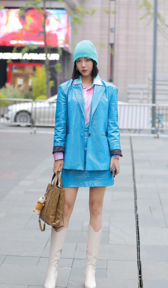 搭配|白色高筒靴不好搭配? 美女用白色高筒靴搭配出现代感, 时髦又好看