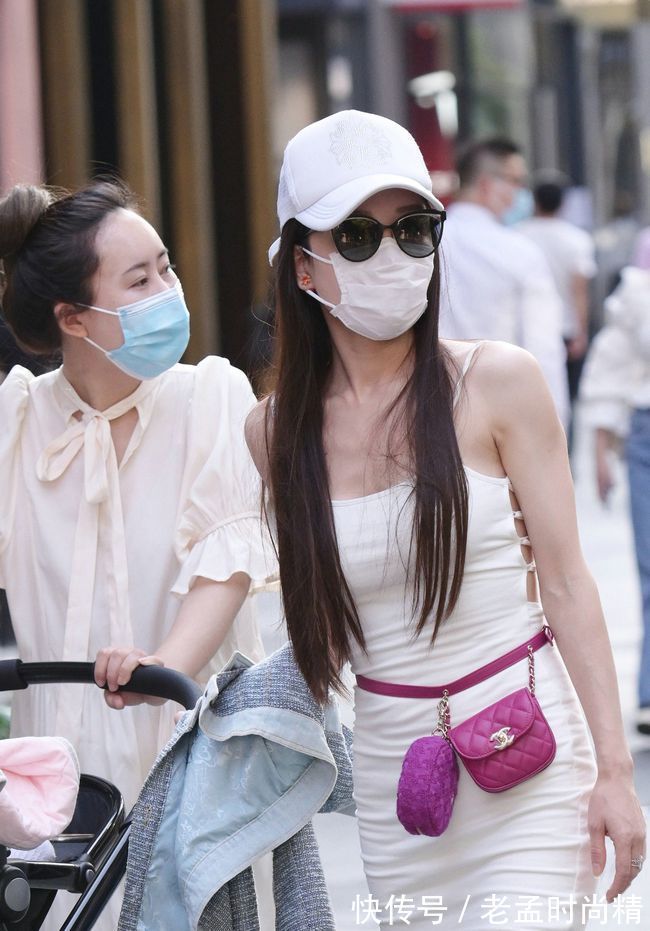 吊带裙 街拍:白色吊带裙女人味十足 ,还很能衬托出美女的气质