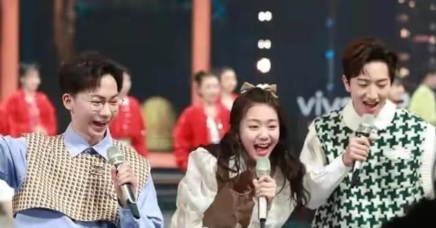 《你好星期六》首播，节目换汤不换药，何炅一人带不动七人