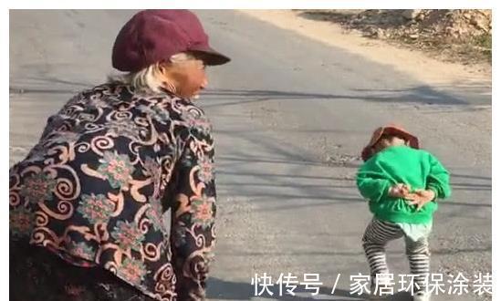 驼背|“小驼背宝宝”跟着太姥学走路火了,我曾是你,你终会是我