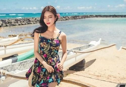 一袭碎花连衣裙,海滩漫步,画一个淡妆,把自己装扮的美美哒#遇见好身材#