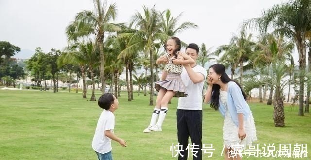 大儿子|爸爸带三个娃玩倒立,两女儿配合天衣无缝,没想到小儿子才是王者