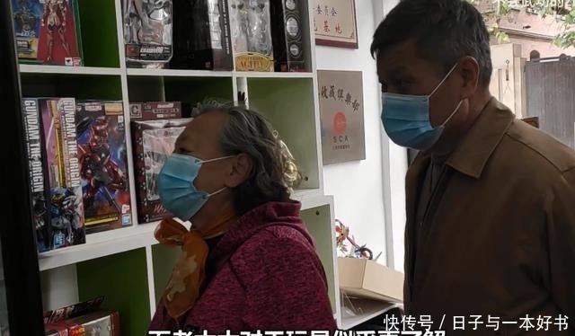 二次元|七十岁老人看着一墙模玩手办,回忆自己的童年,玩具不只是二次元